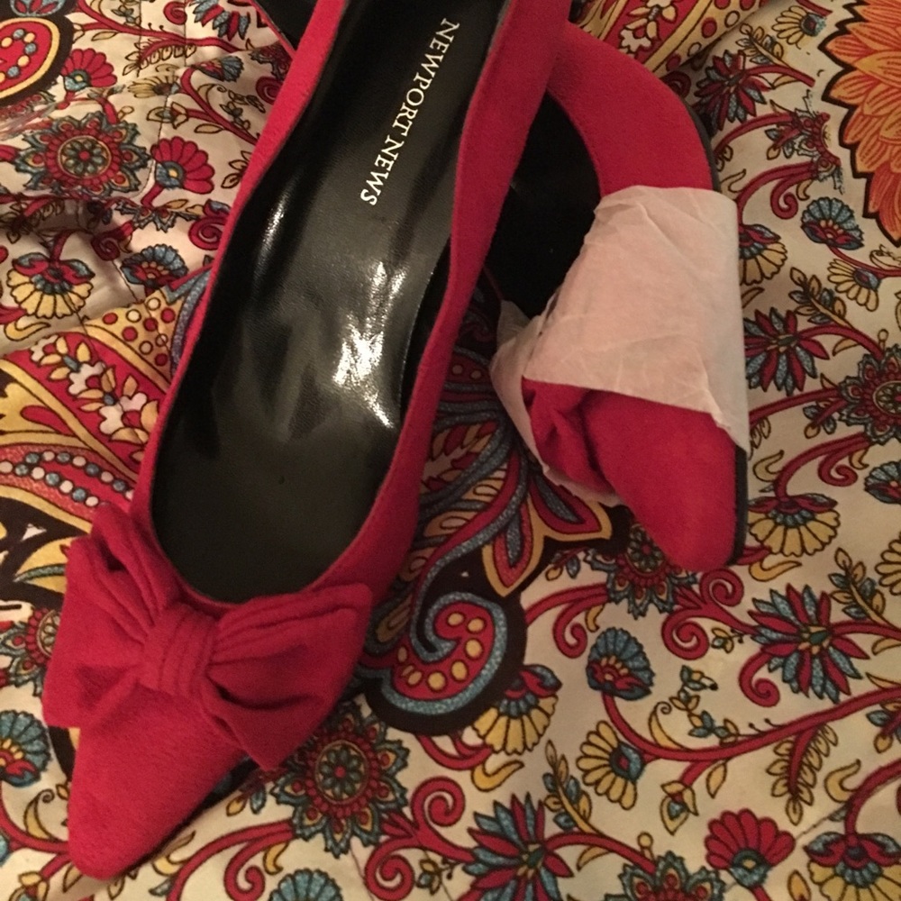 Newport News 9 Red Suede Pump